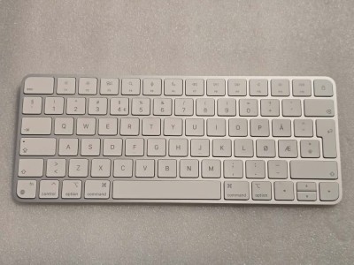 Tastatura Apple Magic Keyboard (2024), Bluetooth, Lightning port foto