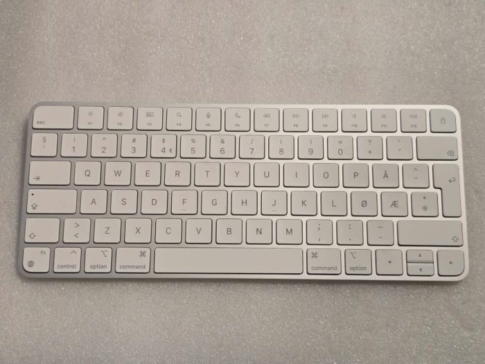 Tastatura Apple Magic Keyboard (2024), Bluetooth, Lightning port