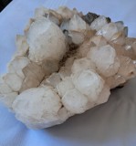 O piesa spectaculoasă Cristale de cuarț romboedrice crescute pe o matrice de bazalt sau andezit
