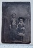 Tintype (ferotip) doi copii &ndash; c. 1880 Victorian &ndash; 6,2&times;9,4 cm &ndash; studio