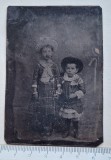 Tintype (ferotip) doi copii &ndash; c. 1880 Victorian &ndash; 6,2&times;9,4 cm &ndash; studio
