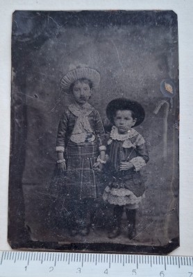 Tintype (ferotip) doi copii &amp;ndash; c. 1880 Victorian &amp;ndash; 6,2&amp;times;9,4 cm &amp;ndash; studio foto