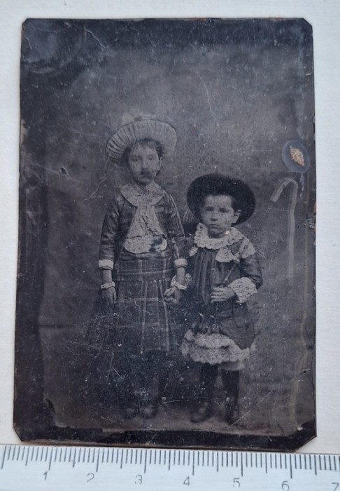 Tintype (ferotip) doi copii &ndash; c. 1880 Victorian &ndash; 6,2&times;9,4 cm &ndash; studio