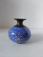 Vază orientală din cupru emailat, pictată manual &ndash; 10 cm, decor albastru intens