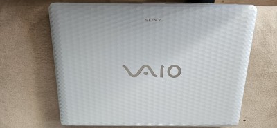 LEPTOP SONY VAIO PCG-71C11M .PORNESTE DAR NU DA IMAGINE PE DISPLAY , NU STIU CE CONFIGURATIE ARE , NU TINE BATERIA . foto