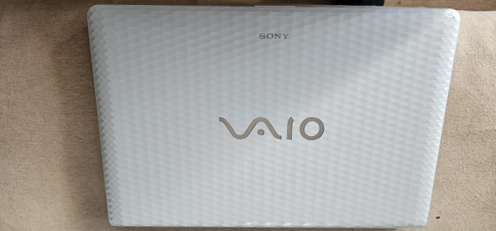 LEPTOP SONY VAIO PCG-71C11M .PORNESTE DAR NU DA IMAGINE PE DISPLAY , NU STIU CE CONFIGURATIE ARE , NU TINE BATERIA .