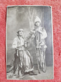 Fotografie tip carte postala, femeie si baiat in costume populare, inceput de secol XX