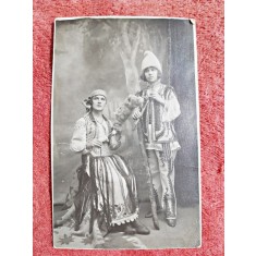 Fotografie tip carte postala, femeie si baiat in costume populare, inceput de secol XX