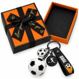 Cumpara ieftin Breloc fotbal alb-negru cu minge 3D si pandantive decorative, curea flexibila, cutie cadou
