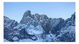 Tablou Canvas, "Piscurile &icirc;nghețate ale dimineții alpine", Munți, Zăpadă, St&acirc;nci, Cer, Albastru, 39 x 26 cm, CMCLASS