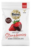 Capsuni invelite in ciocolata neagra bio 45g Biona, 62% cacao, Fairtrade