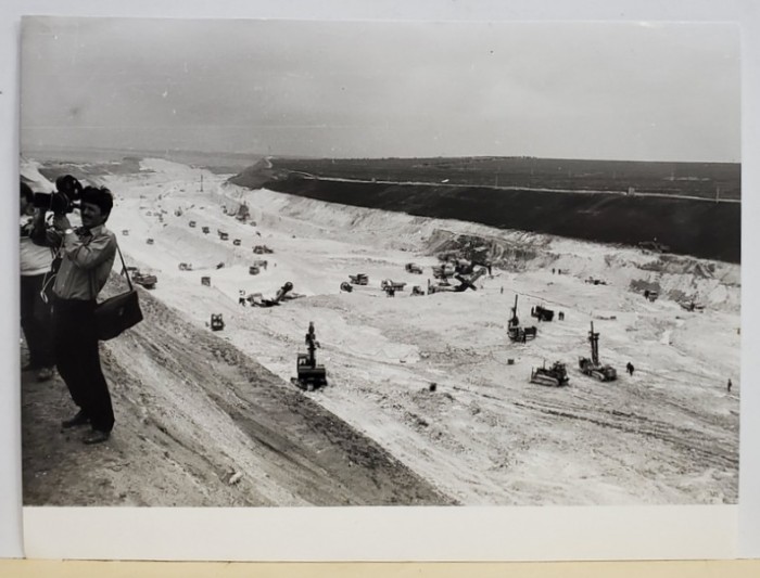 SANTIERUL CANALULUI DUNARE - MAREA NEAGRA , LUCRARI DE NIVELARE , FOTOGRAFIE DE PRESA , ANII &#039;80