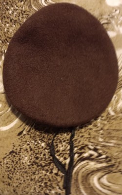 M1 8 - Bereta militara - culoare maro - emblema plastic - piesa de colectie! foto