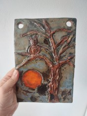 Placă ceramică decorativă unicat &ndash; bufniță pe ramură și lună plină, lucrată manual, 22x15 cm