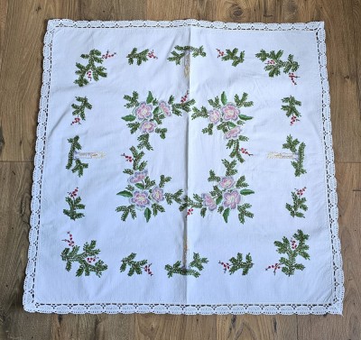 FATA DE MASA VINTAGE DIN BUMBAC CU MODEL CUSUT MANUAL SI MARGINI CROSET foto
