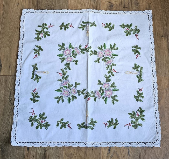 FATA DE MASA VINTAGE DIN BUMBAC CU MODEL CUSUT MANUAL SI MARGINI CROSET
