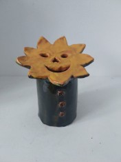 Vas ceramic artistic cu motiv soare antropomorf, ceramică decorativă semnată RK, piesă artizanală vintage, 18 cm
