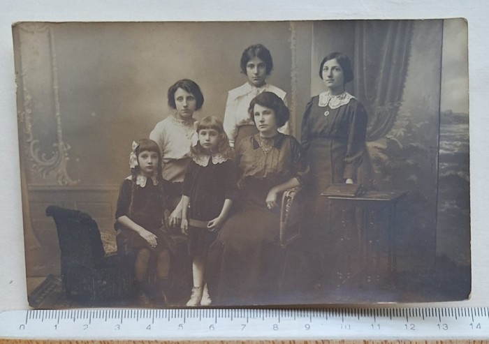 Carte poștală foto &ndash; Grup familie, atelier A. Weith Wien, cca. 1915&ndash;1920