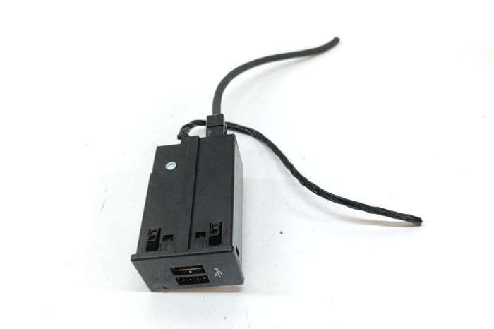 USB INFINITI Q30 2019 OEM: 284H3-3ZD2A 31522641