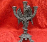 SFESNIC TREI BRATE STIL GOTIC DECORAT CU DRAGON SI PENTAGRAMA 29.5 CM