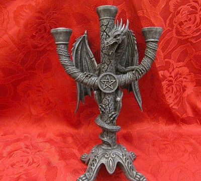 SFESNIC TREI BRATE STIL GOTIC DECORAT CU DRAGON SI PENTAGRAMA 29.5 CM foto