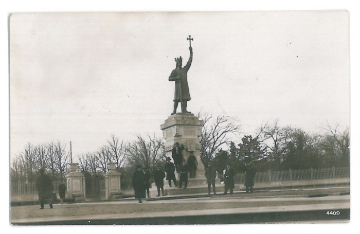 4552 - CHISINAU, Statue STEFAN cel MARE - old postcard, real PHOTO - unused