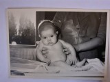 Fotografie dimensiune 6/9 cm cu bebeluș &icirc;n 1961
