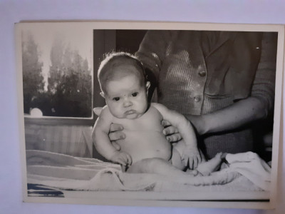 Fotografie dimensiune 6/9 cm cu bebeluș &amp;icirc;n 1961 foto
