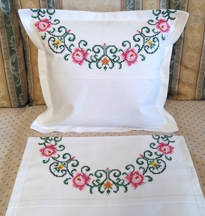 Set 2 Fete de pernuta, Vintage din bumbac cu broderie aplicata, manuala in cruciulite