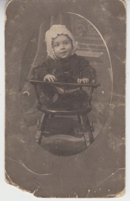 M1 B 16 - FOTO - Fotografie foarte veche - copil in scaun - anul 1911 foto