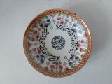 Farfurioară decorativă orientală cu caligrafie arabă și motive florale &ndash; porțelan pictat manual &ndash; 12 cm diametru