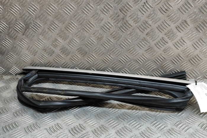 Bandou superior ușă dreapta spate AUDI Q5 FY 2018 OEM: 80A839432A 21881258