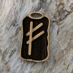 Pandantiv amuleta din lemn cu runa Fehu, talisman pentru prosperitate si noroc