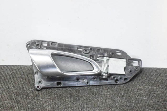 M&acirc;ner de deschidere interior dreapta spate PORSCHE CAYENNE 92A 2012 OEM: 7P5837020,7P5.837.020 11252930