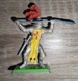 Cavaler medieval Knight Britains Deetail 1971 England scara 54 mm 1/32 figurină armură, suliță, panaș roșu , vintage, postament metalic, dinamic