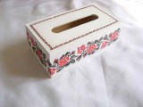 Cutie de lemn cu design de trandafiri rosii, cutie cu motive populare 29499, cutie servetele, alb