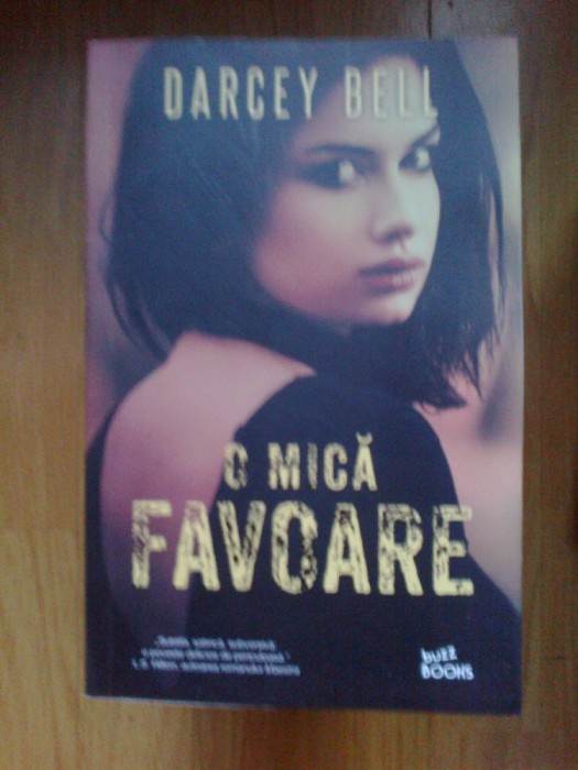 i O mica favoare - Darcey Bell (impecabila)