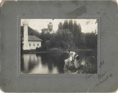 PM428N T&amp;acirc;nără &amp;icirc;n port popular rom&amp;acirc;nesc &amp;icirc;n Parcul Carol din București, 1921, studio Frații Prato, București foto