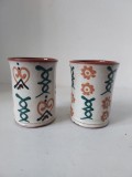 Set 2 pahare ceramice vintage pictate manual, decor rustic floral și tradițional &ndash; cca. anii 1970&ndash;1980