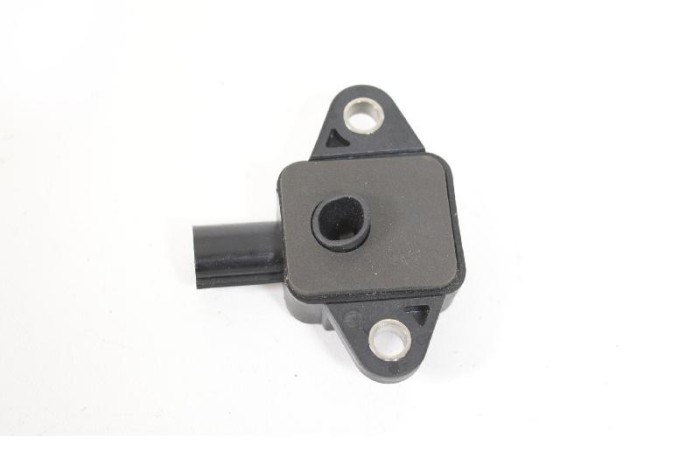 Senzor de impact st&acirc;nga față TESLA MODEL S 2016 OEM: 1005275-00-A 2926490