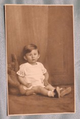 Poza - fotografie tip carte postala - foto studio, baietel cu ursulet de jucarie - fotografie veche, datata anul 1928