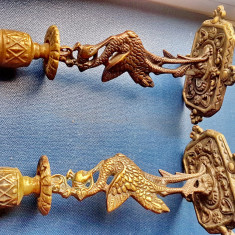 D639- Set 2 Sfesnice pereche vechi cu Pelicani bronz masiv aurit anii 1850-1900.