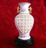 VAZA PORTELAN PERFORAT CHINA CU SUPORT LEMN 18.5 CM