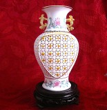 VAZA PORTELAN PERFORAT CHINA CU SUPORT LEMN 18.5 CM