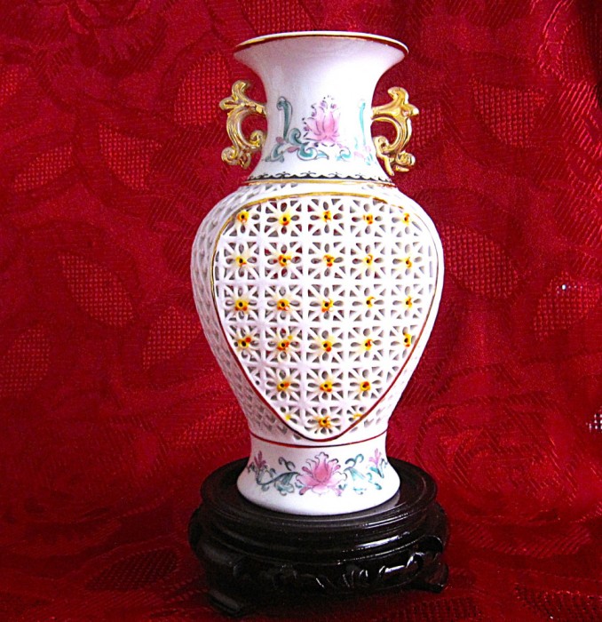 VAZA PORTELAN PERFORAT CHINA CU SUPORT LEMN 18.5 CM