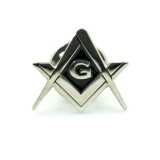 Pin Masonic Bicolor &ndash; Echer ?i Compas cu Litera G &ndash; Argintiu + Negru