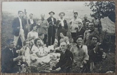 Picnic cu militari si trupa, Romania interbelica// foto tip CP foto