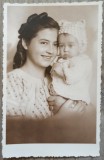 Tanara mama cu copil// Foto-Aurora Stela Duta Bucuresti