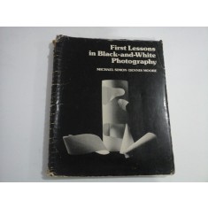 FIRST LESSONS IN BLACK-AND-WHITE PHOTOGRAPHY - MICHAEL SIMON, DENNIS MOORE