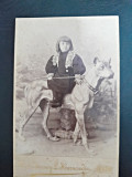 Fotografie pe carton, baiat pe caine, cca 1900